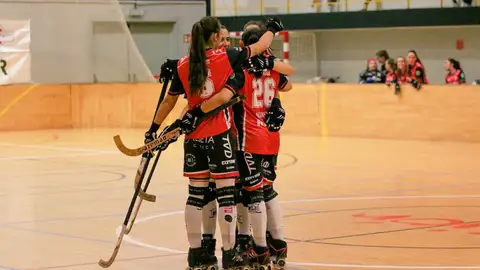 Las jugadoras del Telecable festejan la victoria ante Bembibre Las jugadoras del Telecable festejan la victoria ante Bembibre