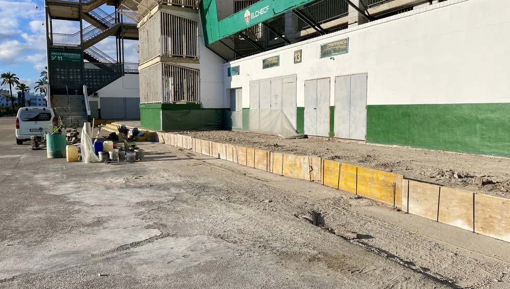 Obras en la zona de Preferencia del estadio Martínez Valero