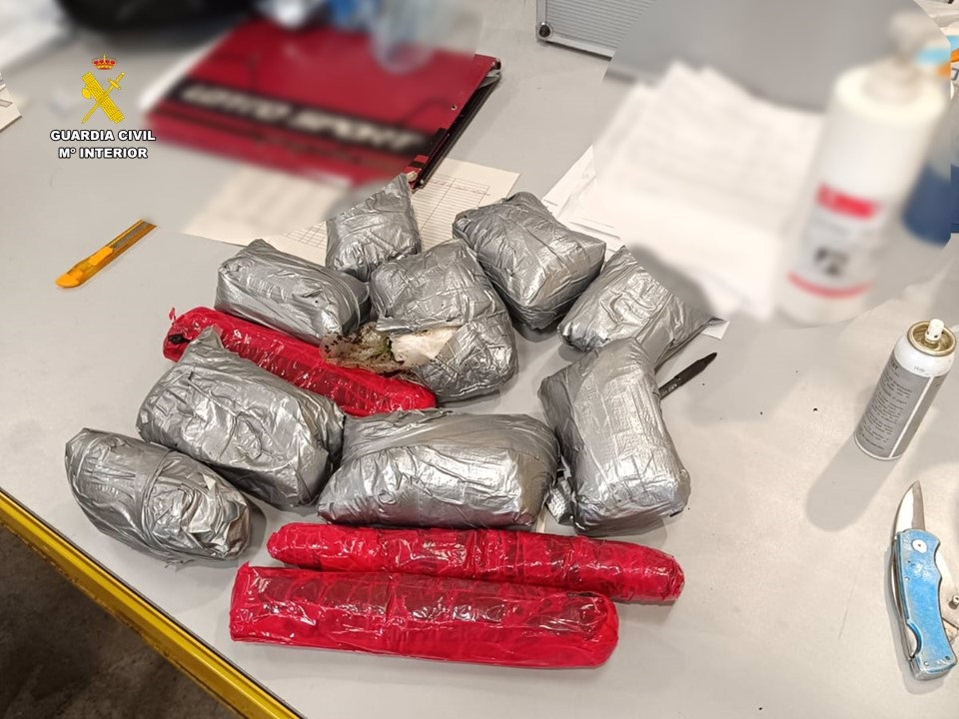 La Guardia Civil detiene a los dos destinatarios de un paquete con casi tres kilos de cocaína interceptado en el Aeropuerto Alicante-Elche La Guardia Civil detiene a los dos destinatarios de un paquete con casi tres kilos de cocaína interceptado en el Aeropuerto Alicante-Elche