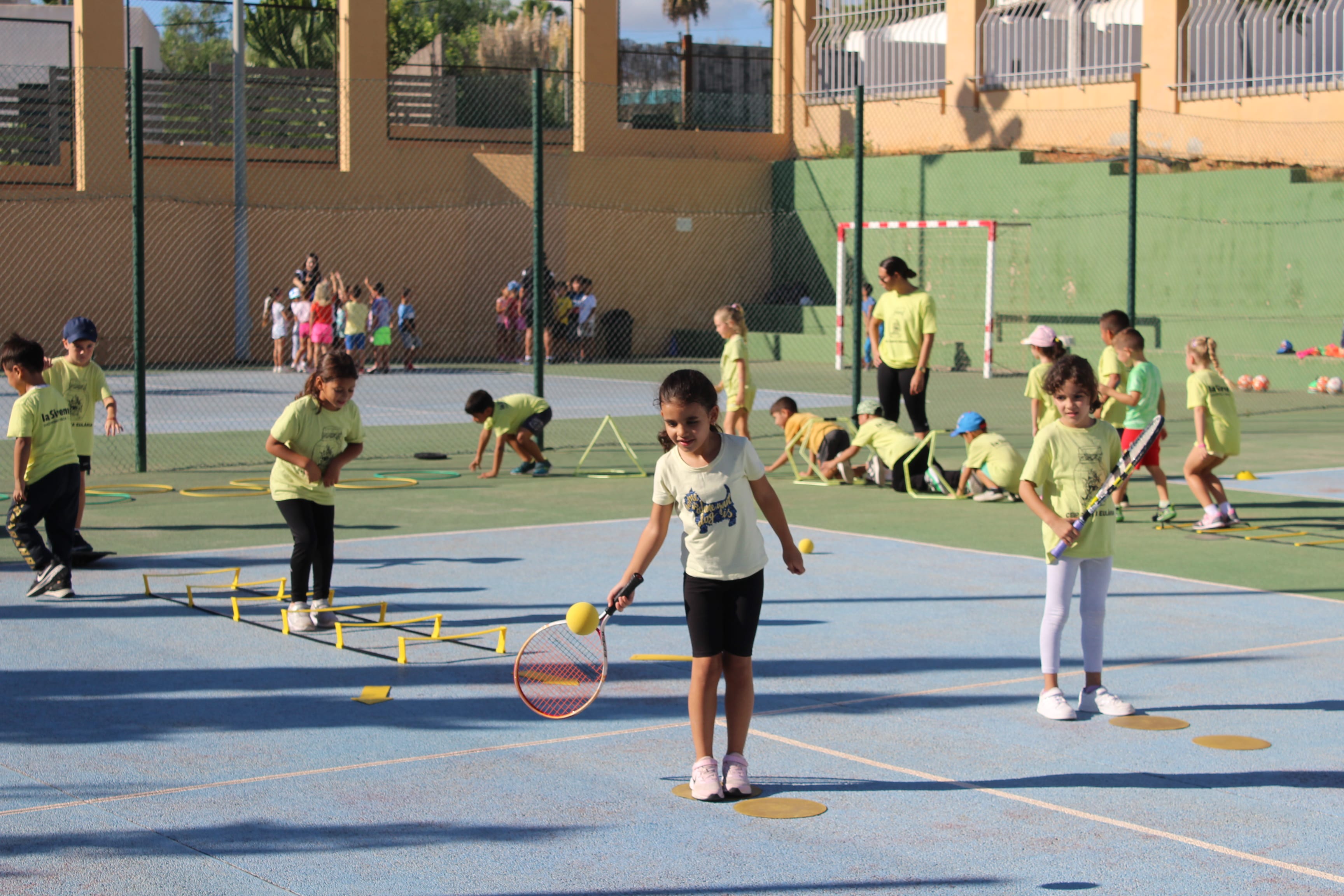 Más de 2.200 escolares de Ibiza descubren una veintena de deportes que se practican en el municipio de Santa Eulària des Riu Más de 2.200 escolares de Ibiza descubren una veintena de deportes que se practican en el municipio de Santa Eulària des Riu