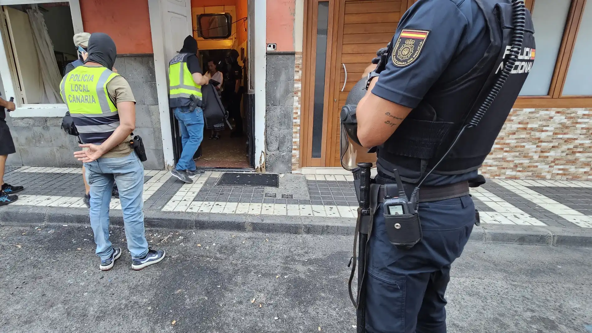 Efectivos policiales en el marco de la Operación Quijote en Molino de Viento, Las Palmas de Gran Canaria 