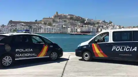 Una persona sin hogar en Ibiza retiene y ayuda a la Policía Nacional a detener a un hombre que había robado un reloj de alta gama Una persona sin hogar en Ibiza retiene y ayuda a la Policía Nacional a detener a un hombre que había robado un reloj de alta gama