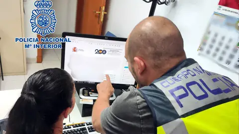Agentes de la Policía Nacional. Agentes de la Policía Nacional.