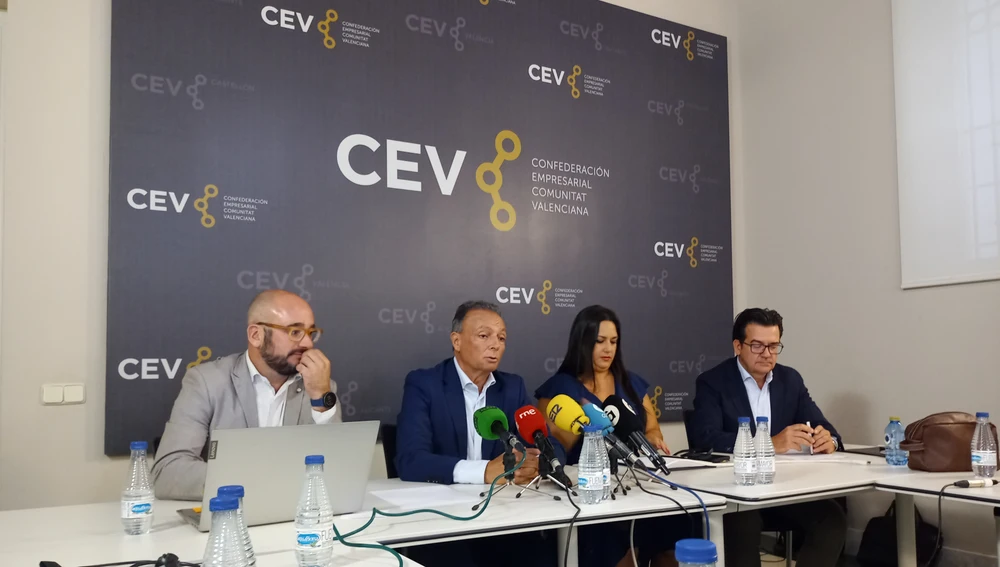 Salvador Navarro, presidente de la CEV, ha participado en la presentación del informe