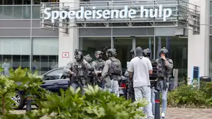 Varios agentes, en el lugar del tiroteo en Rotterdam.