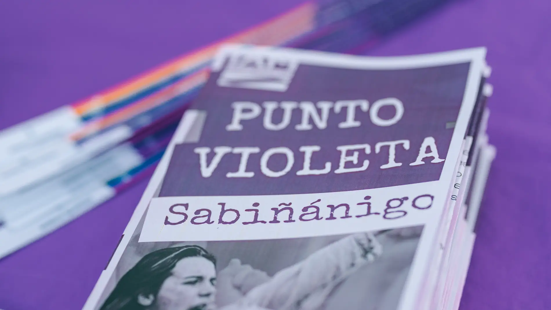 Dieciséis comercios de Sabiñánigo se adhieren a la red local de Puntos Violeta