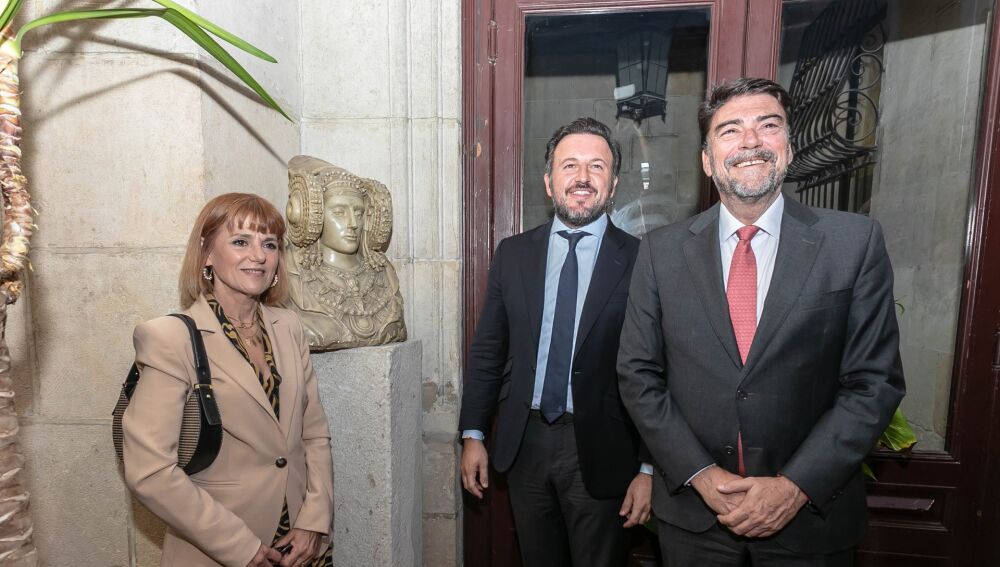 Una reproducción de la Dama de Elche en el Ayuntamiento de Alicante 