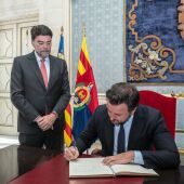 Pablo Ruz firma en el libro oficial de Alicante 