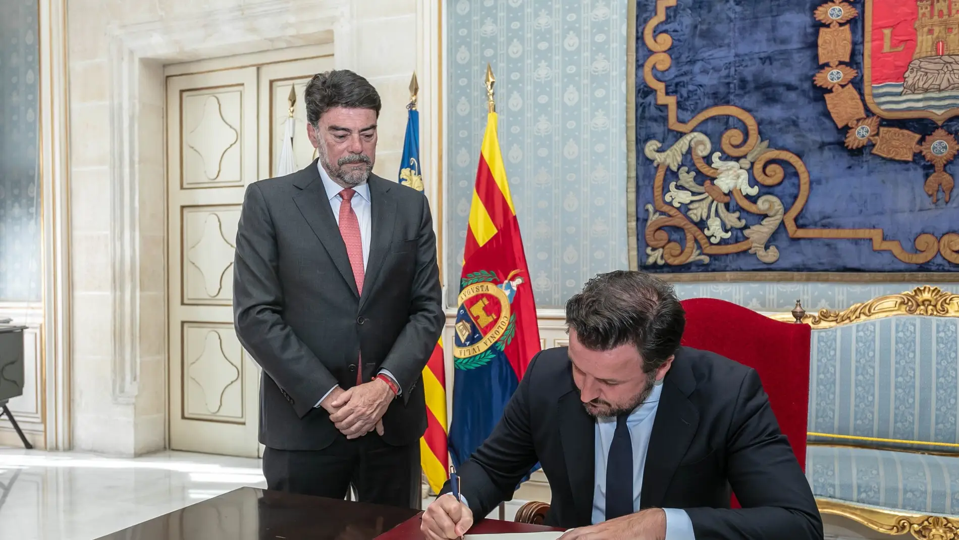 Pablo Ruz firma en el libro oficial de Alicante 