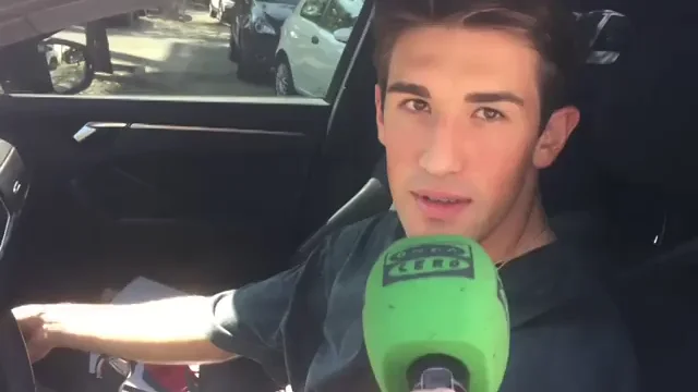 Jesús Vázquez agradece el cariño de los valencianistas a la salida de Paterna Jesús Vázquez agradece el cariño de los valencianistas a la salida de Paterna