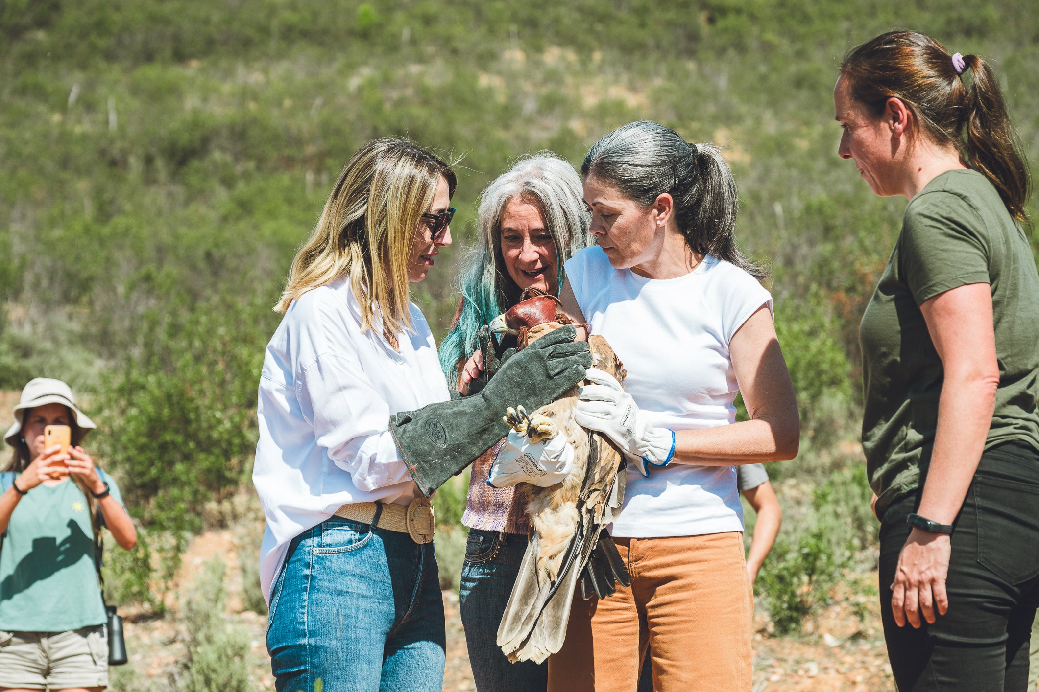 La presidenta y la consejera de Agricultura sueltan tres juveniles de águila imperial ibérica en Monfragüe tras ser recuperadas La presidenta y la consejera de Agricultura sueltan tres juveniles de águila imperial ibérica en Monfragüe tras ser recuperadas