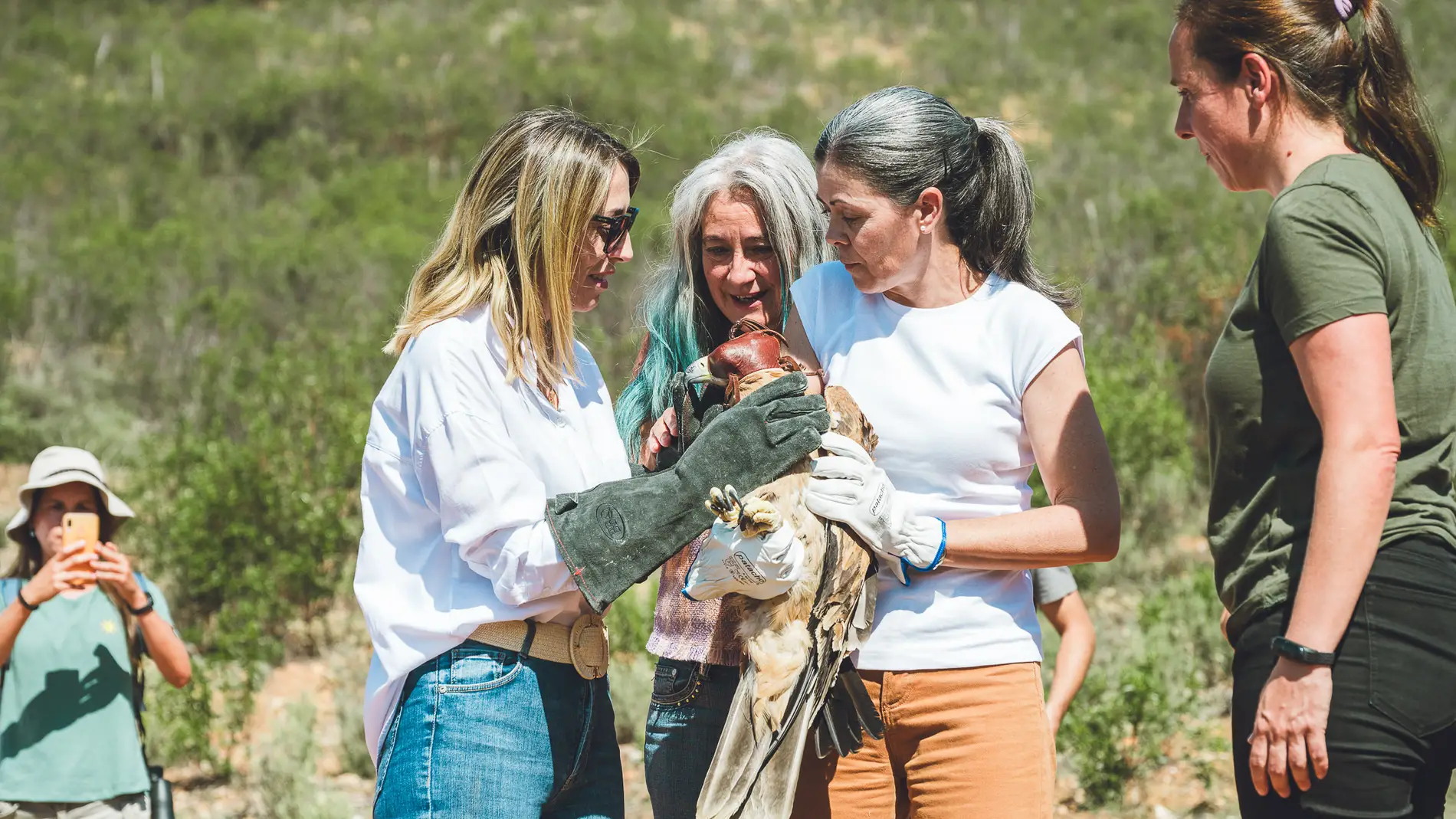La presidenta y la consejera de Agricultura sueltan tres juveniles de águila imperial ibérica en Monfragüe tras ser recuperadas