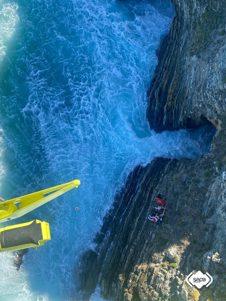 Rescatados tres ciudadanos alemanes que quedaron rodeados por el mar en Cudillero Rescatados tres ciudadanos alemanes que quedaron rodeados por el mar en Cudillero