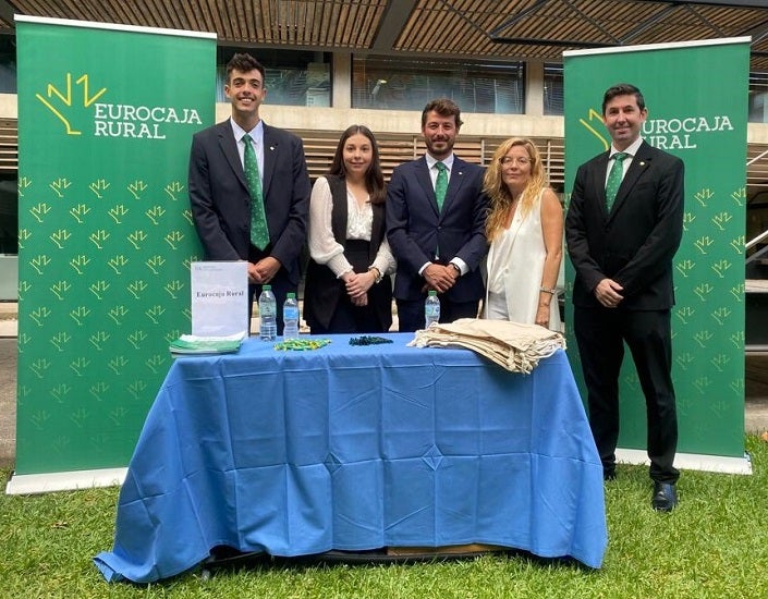 Eurocaja Rural acerca sus propuestas de empleabilidad en la V edición del 'Meeting Point de Prácticas Externas' de la Universidad de Alicante Eurocaja Rural acerca sus propuestas de empleabilidad en la V edición del 'Meeting Point de Prácticas Externas' de la Universidad de Alicante