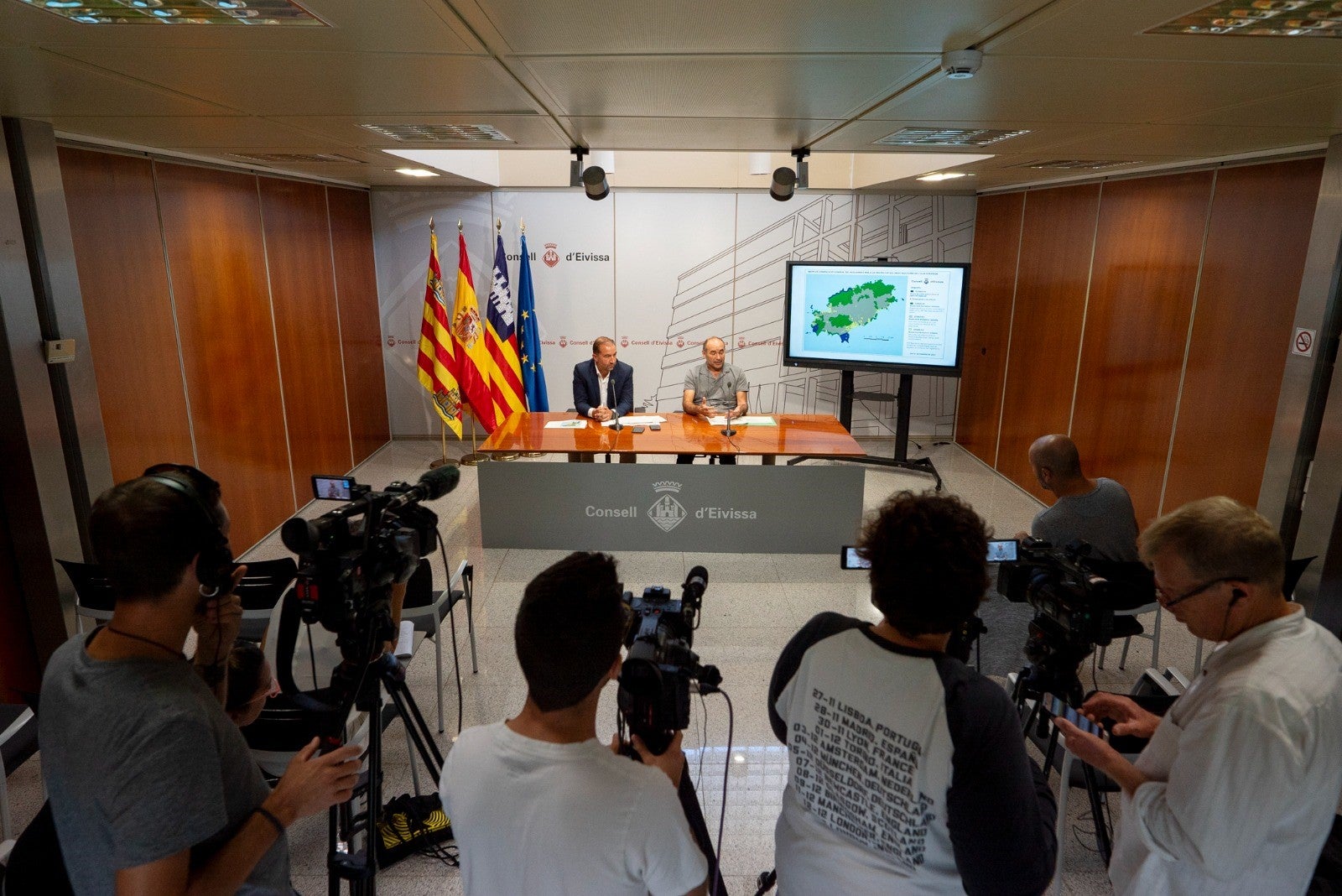 El Consell de Ibiza avanza en la aprobación del primer reglamento para reducir la contaminación lumínica en la isla El Consell de Ibiza avanza en la aprobación del primer reglamento para reducir la contaminación lumínica en la isla