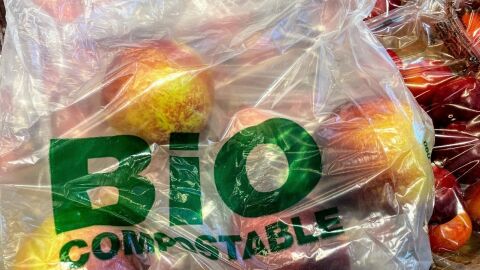 Un estudio preliminar muestra mayor toxicidad en bolsas compostables que en las de plastico convencional