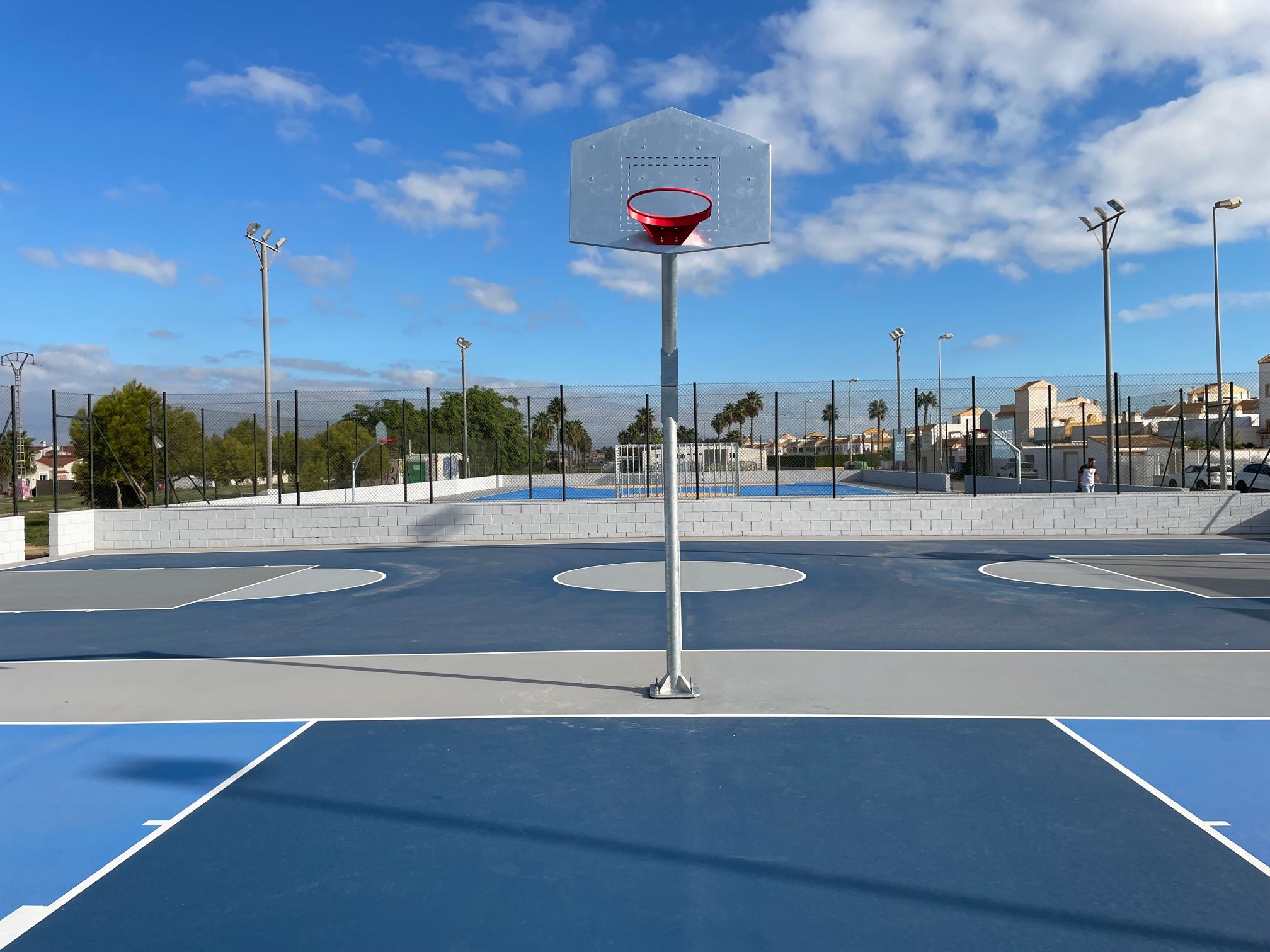 Deportes Torrevieja ha renovado las seis pistas azules polideportivas A + D con inversión de 761,000 € Deportes Torrevieja ha renovado las seis pistas azules polideportivas A + D con inversión de 761,000 €