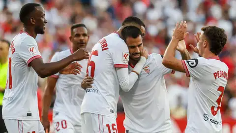 El centrocampista del Sevilla Suso celebra tras anotar un gol, el tercero ante el Almería, con sus compañeros este martes, durante el partido de liga disputado en el estadio Sánchez Pizjuan de Sevilla. El centrocampista del Sevilla Suso celebra tras anotar un gol, el tercero ante el Almería, con sus compañeros este martes, durante el partido de liga disputado en el estadio Sánchez Pizjuan de Sevilla.