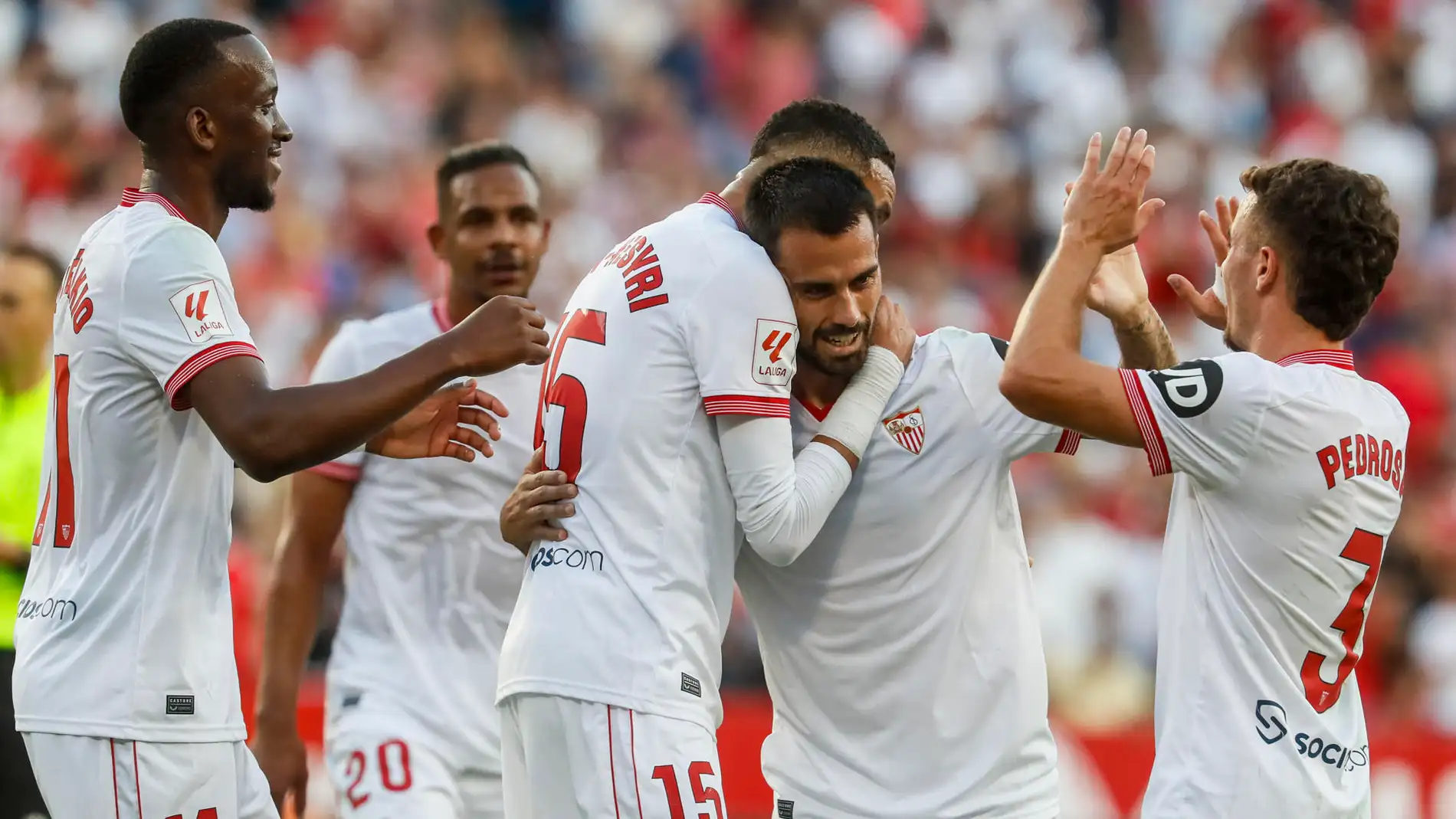 El centrocampista del Sevilla Suso celebra tras anotar un gol, el tercero ante el Almería, con sus compañeros este martes, durante el partido de liga disputado en el estadio Sánchez Pizjuan de Sevilla.