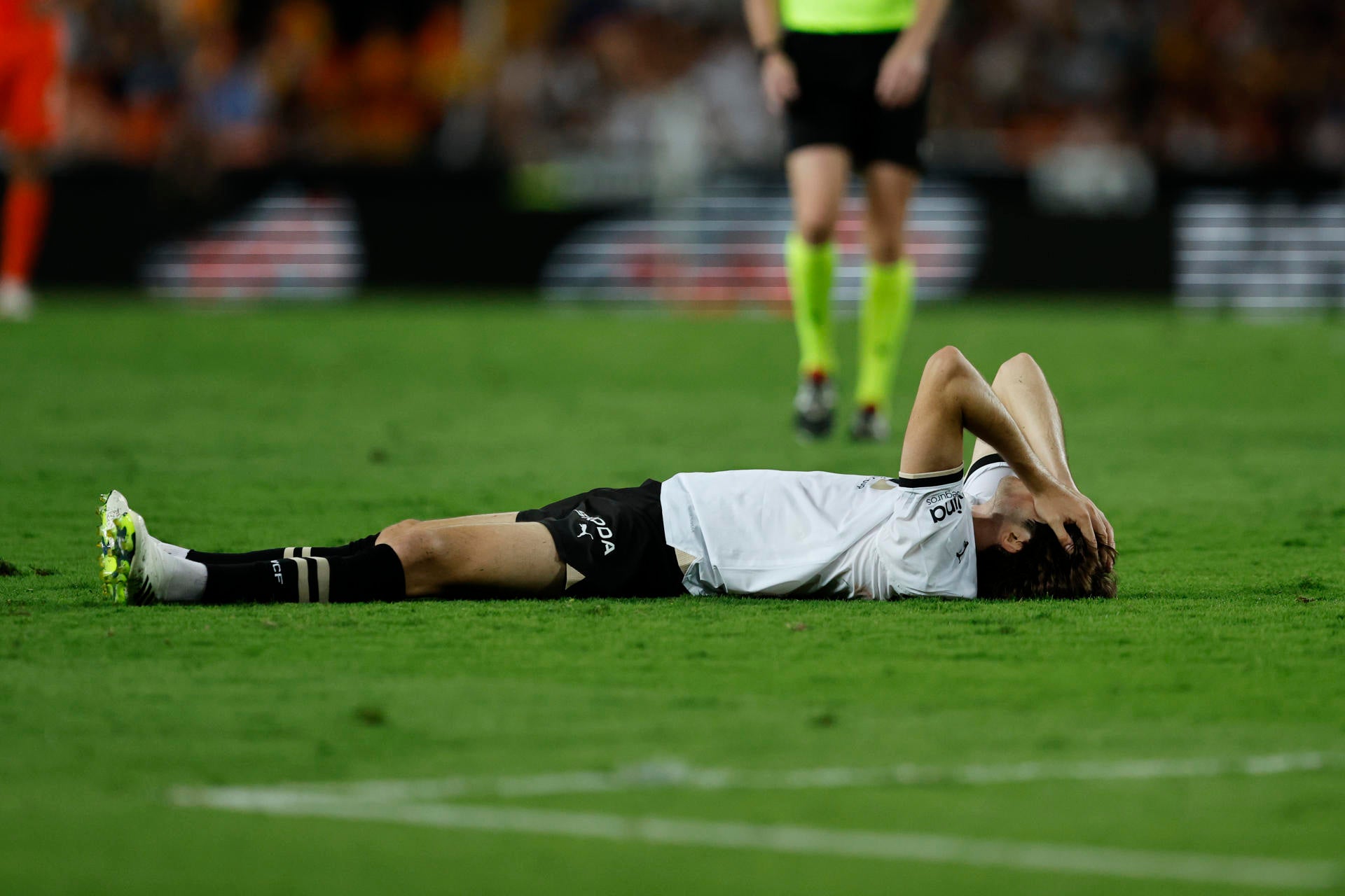 Las manos convertidas en "expediente X" en Mestalla Las manos convertidas en "expediente X" en Mestalla