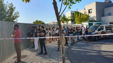 Numerosas personas en la puerta del instituto de Jerez donde ha tenido lugar los hechos/ EFE/ Francisco Jiménez Salado