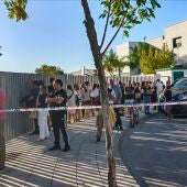 Numerosas personas en la puerta del instituto de Jerez donde ha tenido lugar los hechos