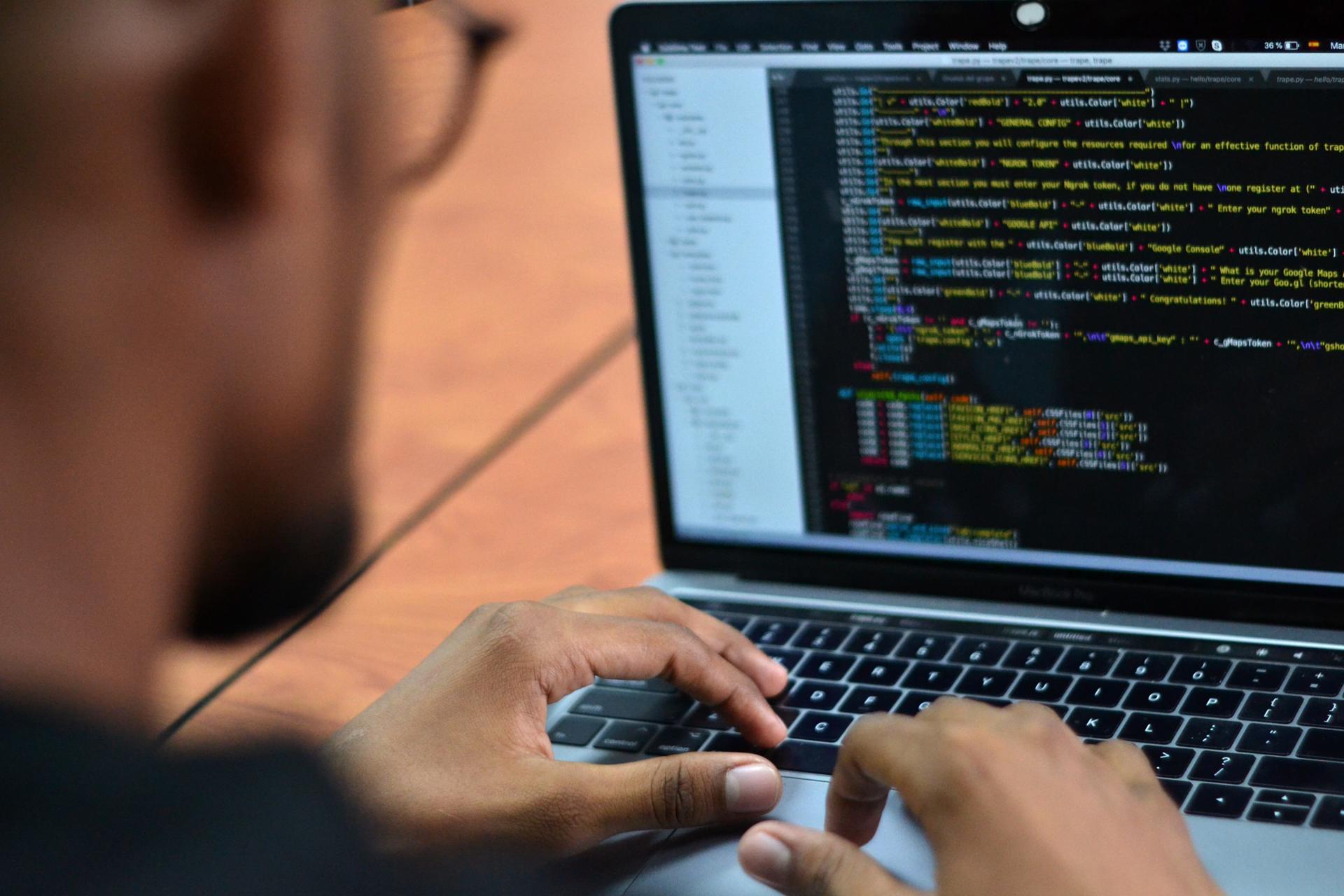 Los técnicos frenan la propagación del ciberataque en el Ayuntamiento de Elche y buscan tanto los dispositivos como los servidores afectados Los técnicos frenan la propagación del ciberataque en el Ayuntamiento de Elche y buscan tanto los dispositivos como los servidores afectados