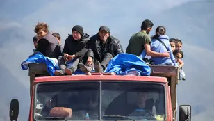Refugiados de Nagorno-Karabakh camino de Armenia