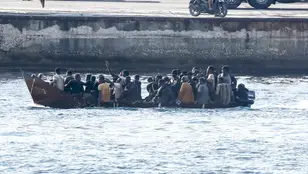 Un bote con migrantes llega a Lampedusa.
