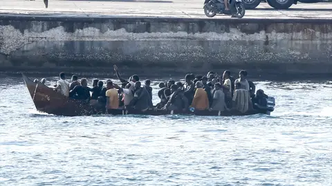 Un bote con migrantes llega a Lampedusa. Un bote con migrantes llega a Lampedusa.