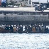 Un bote con migrantes llega a Lampedusa.