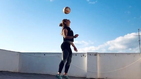 El reto de una jugadora de la Superliga de voleibol que ningún futbolista profesional ha aceptado El reto de una jugadora de la Superliga de voleibol que ningún futbolista profesional ha aceptado