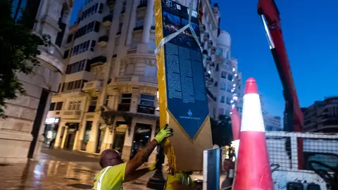Los operarios retirando el monolito monolito
