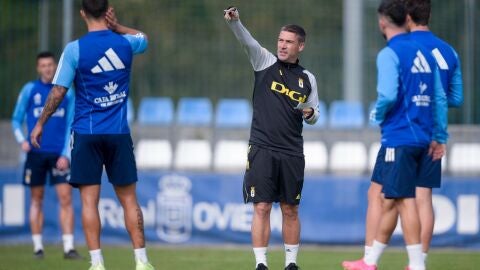 23-9 Luis Carri&oacute;n da instrucciones a sus jugadores en el Requex&oacute;n