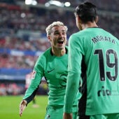 Morata y Griezmann celebran el primer gol del Atlético a Osasuna