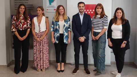 La consejera Ana D&aacute;vila junto al alcalde torrejonero en su visita al Punto Muncipal para v&iacute;ctimas de violencia de Torrej&oacute;n de Ardoz