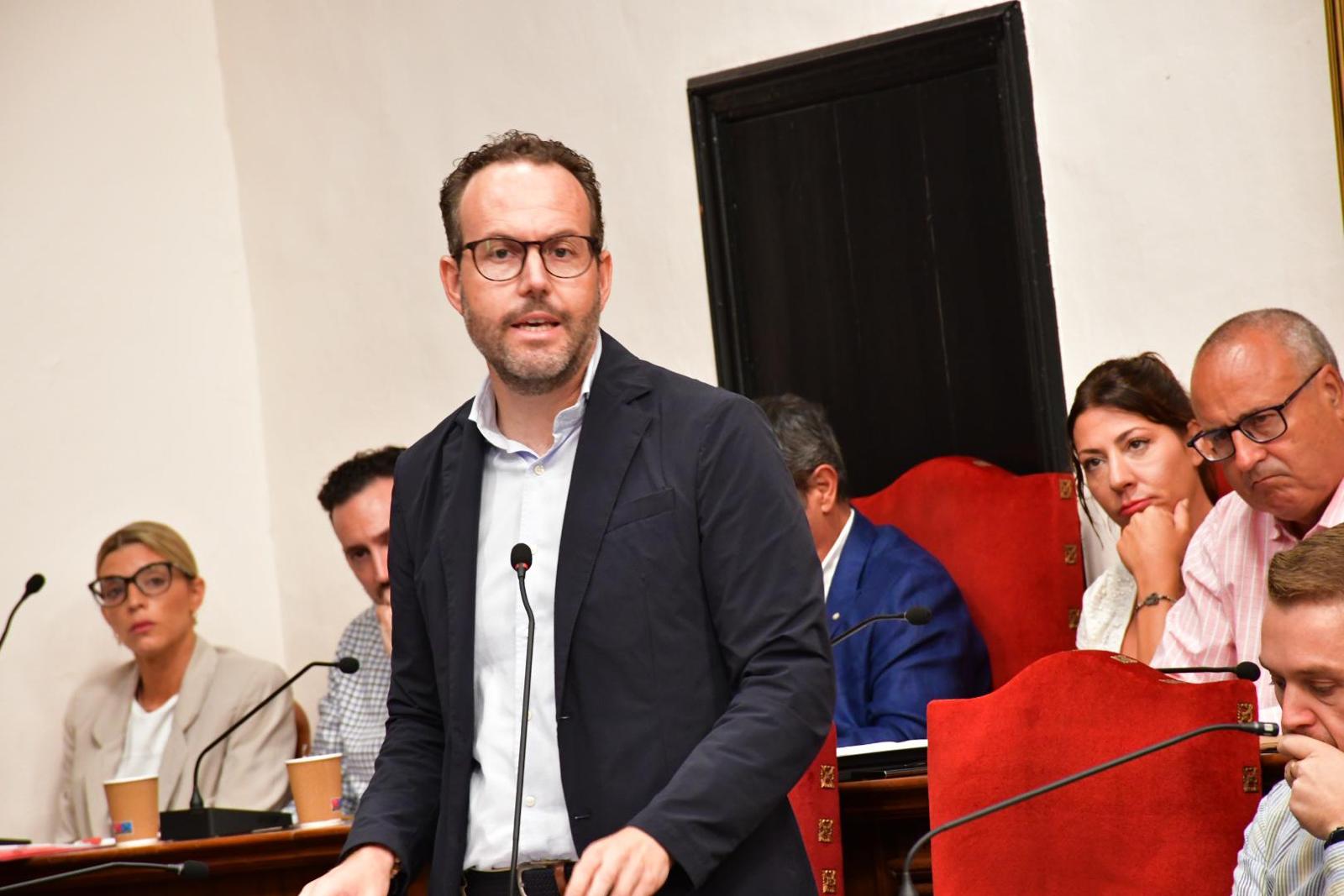 El PSOE acusa al PP y Vox en Elche de “fraude electoral” por prometer eliminar el carril bici de La Portalada y ahora no hacerlo El PSOE acusa al PP y Vox en Elche de “fraude electoral” por prometer eliminar el carril bici de La Portalada y ahora no hacerlo