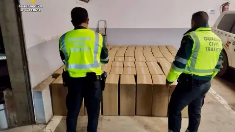 La Guardia Civil aprehende más de 42.000 cajetillas de tabaco de contrabando en la A-5 a la altura de Trujillo La Guardia Civil aprehende más de 42.000 cajetillas de tabaco de contrabando en la A-5 a la altura de Trujillo