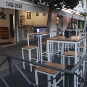 Una tarima instalada en un bar de Triana para ampliar el espacio de veladores durante la pandemia Una tarima instalada en un bar de Triana para ampliar el espacio de veladores durante la pandemia