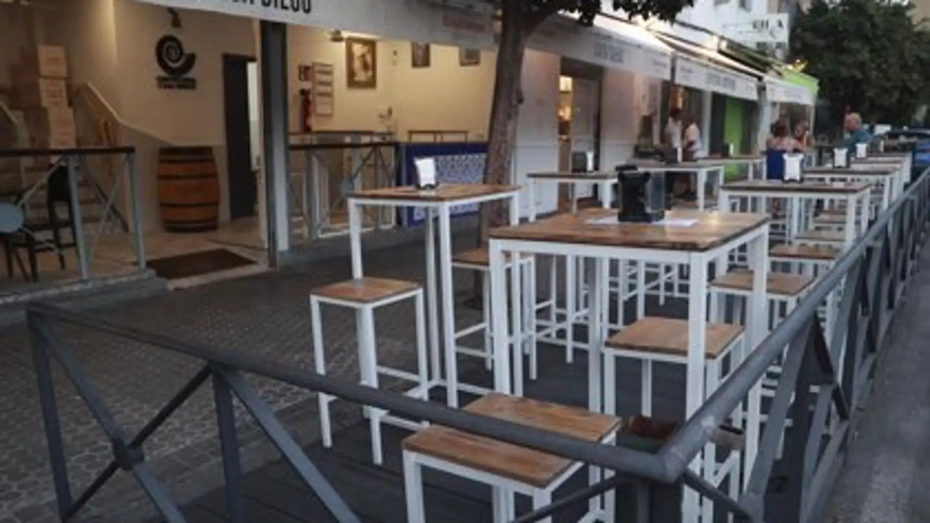 Una tarima instalada en un bar de Triana para ampliar el espacio de veladores durante la pandemia