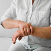 Persona mayor con artritis