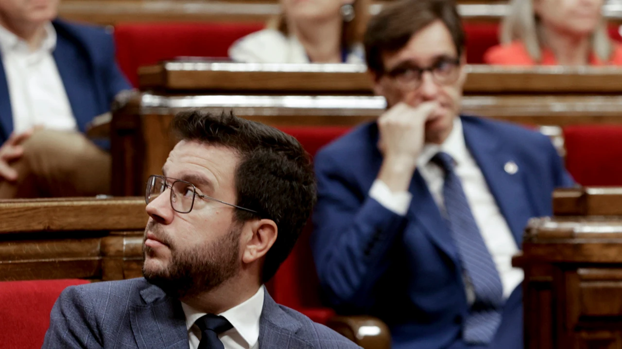 El presidente de la Generalitat, Pere Aragonès (i), y el lider del PSC, Salvador Illa (d), durante el pleno del Parlament