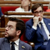 El presidente de la Generalitat, Pere Aragonès (i), y el lider del PSC, Salvador Illa (d), durante el pleno del Parlament/ EFE/Quique García El presidente de la Generalitat, Pere Aragonès (i), y el lider del PSC, Salvador Illa (d), durante el pleno del Parlament/ EFE/Quique García