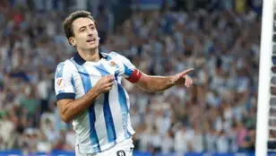 Mikel Oyarzabal celebra su gol en el derbi vasco