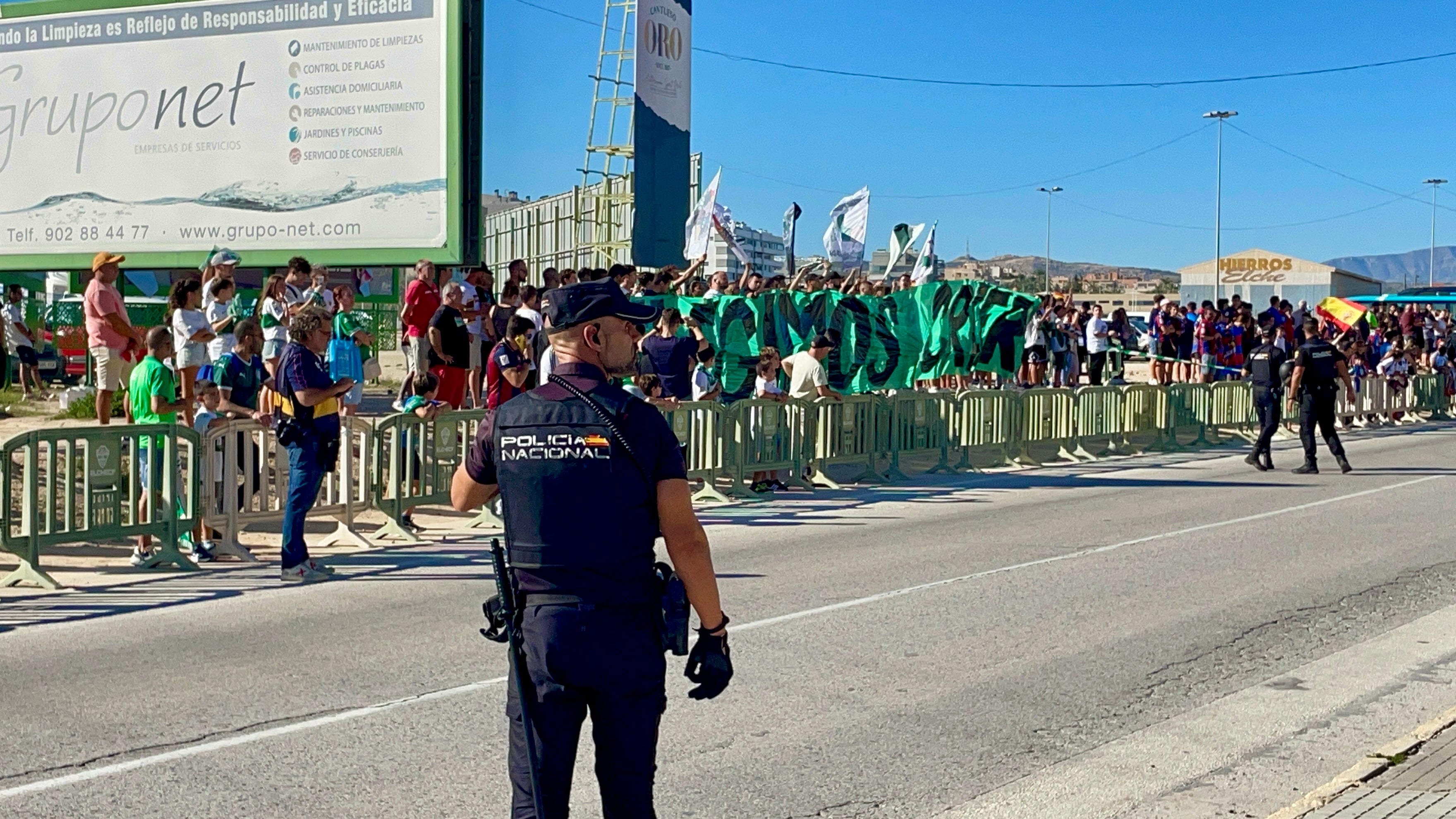 Elche y Levante, recibidos por sus aficionados en la previa del derbi del Martínez Valero Elche y Levante, recibidos por sus aficionados en la previa del derbi del Martínez Valero