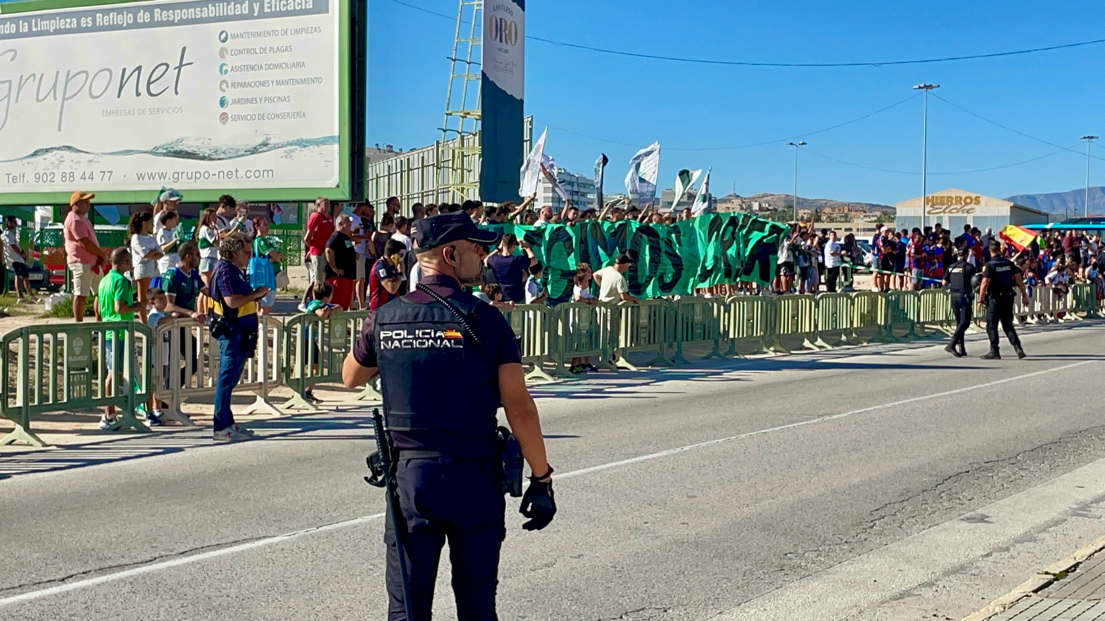 La Grada de Animación del Elche CF ha recibido al equipo con una pancarta con el mensaje 'Elegimos creer' La Grada de Animación del Elche CF ha recibido al equipo con una pancarta con el mensaje 'Elegimos creer'