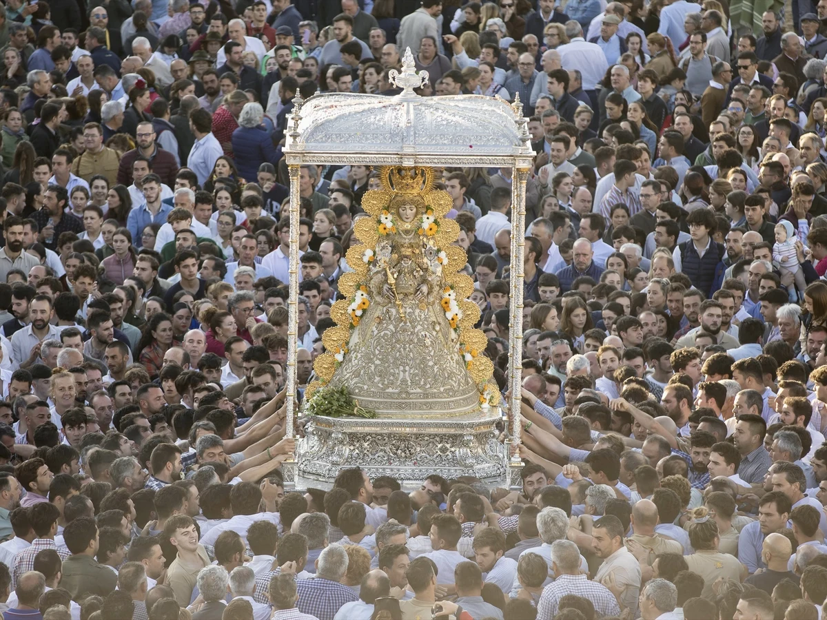 La Virgen del Rocío será retirada al culto durante tres meses para su  restauración