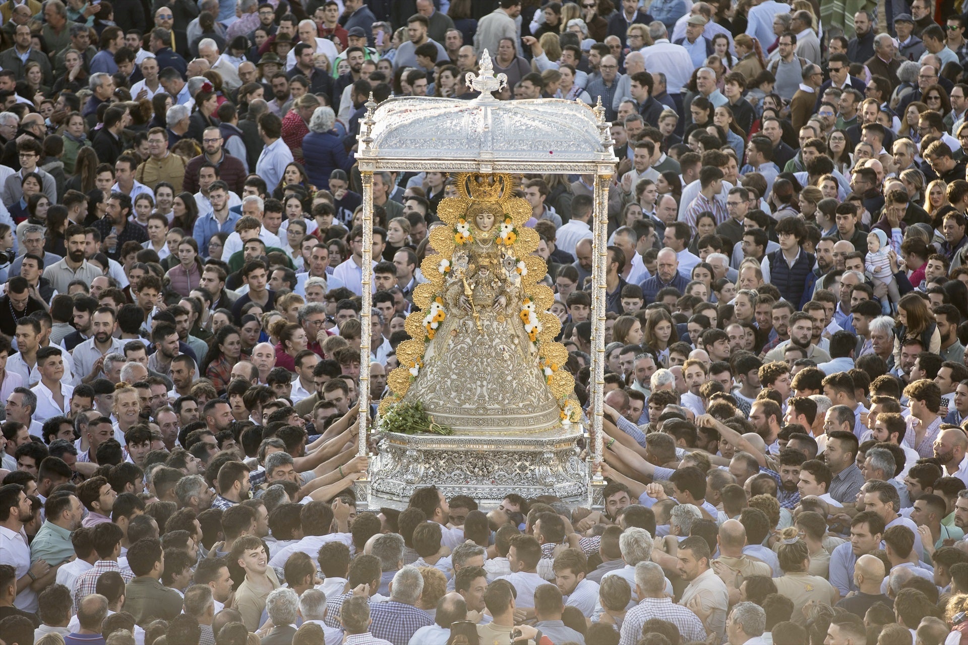 Retiran del culto la Virgen del Rocío para ser restaurada Retiran del culto la Virgen del Rocío para ser restaurada