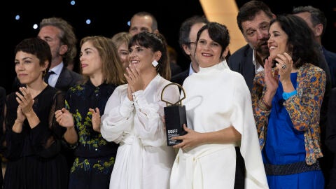 La cineasta donostiarra Jaione Camborda recibe la Concha de Oro a la Mejor Pel&iacute;cula por 'O Corno'