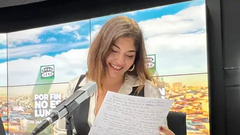 Andrea Quintero lee el garabato que le ha hecho Isabel Lobo en Por fin no es lunes Andrea Quintero lee el garabato que le ha hecho Isabel Lobo en Por fin no es lunes